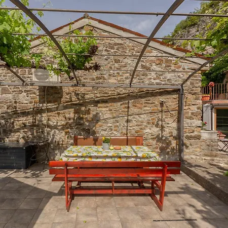 Old Istrian House With Jacuzzi Апартаменты